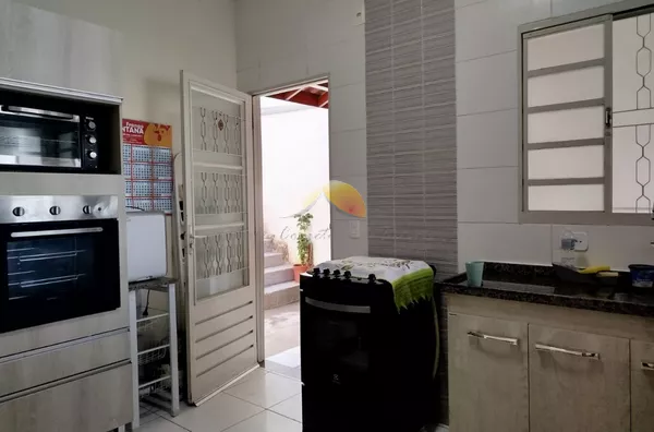  VENDO ÓTIMA CASA NO BAIRRO JARDIM DAS COLINAS.