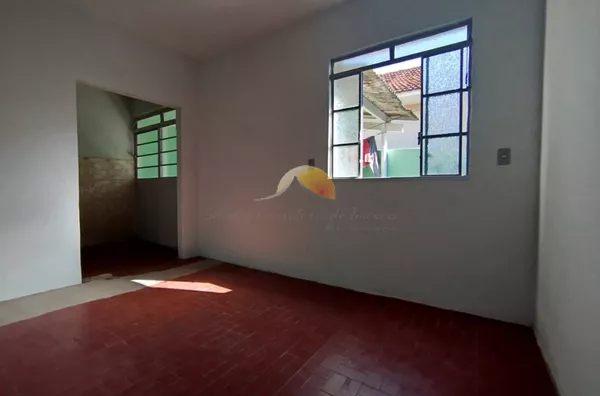 VENDO CASA COM PONTO COMERCIAL NO BAIRRO SANTO ANTONIO 