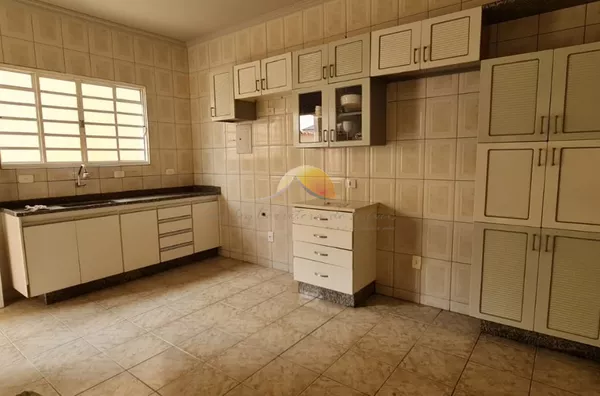 VENDO ÓTIMA CASA NO BAIRRO MEDICINA