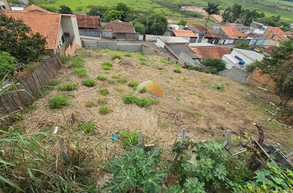 VENDO TERRENO COM 750m² NO BAIRRO REBOURGEON