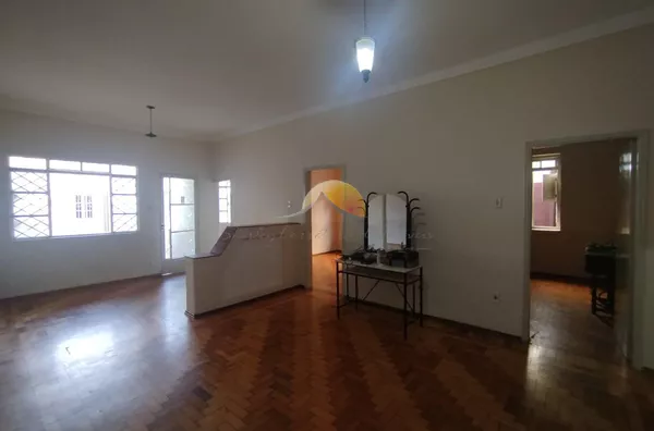 VENDE-SE CASA NO BAIRRO VARGINHA