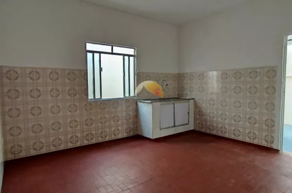VENDO ÓTIMA CASA  NO BAIRRO PIEDADE!