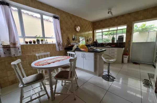 VENDE-SE ÓTIMO SOBRADO NO BAIRRO AVENIDA