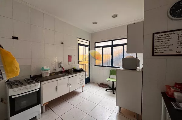 VENDO EXCELENTE CASA NO CORAÇÃO DA CIDADE!