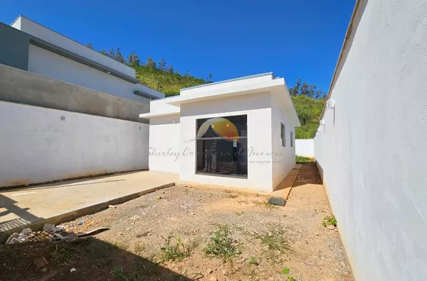 VENDE-SE EXCELENTE CASA NO JARDIM CALIFÓRNIA PRONTINHA PARA FINANCIAR.