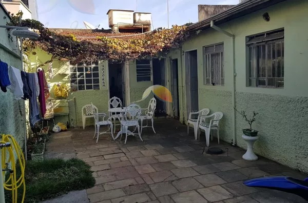 VENDE-SE CASA NO CENTRO DE ITAJUBÁ