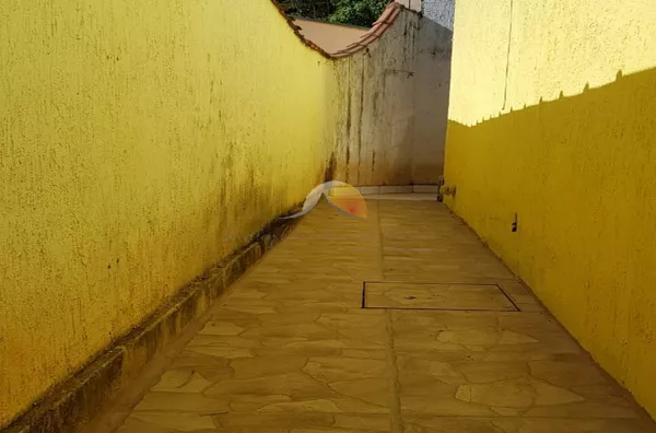 VENDE-SE CASA NO BAIRRO VARGINHA