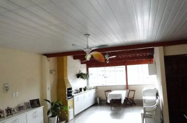 VENDE-SE ÓTIMA CASA NO BAIRRO SANTO ANTONIO