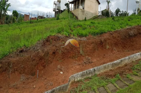 VENDE-SE TERRENO EM PIRANGUINHO