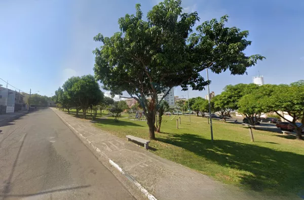 Sobrado em Salto com 3 dormitórios, suíte, piscina e em frente à praça arborizada