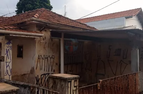 Terreno com casa antiga à Venda no Jd. das Bandeiras