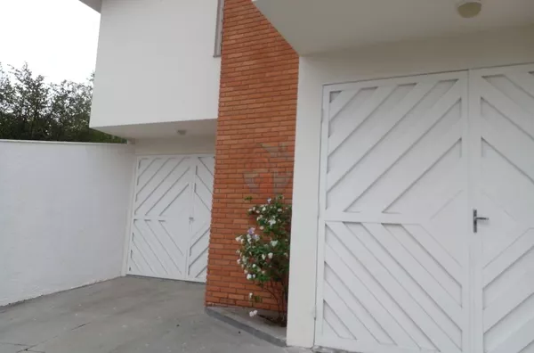 Sobrado em Salto com 3 dormitórios, suíte, piscina e em frente à praça arborizada