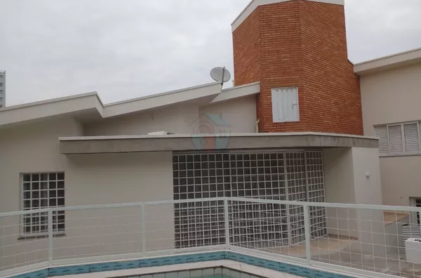 Sobrado em Salto com 3 dormitórios, suíte, piscina e em frente à praça arborizada