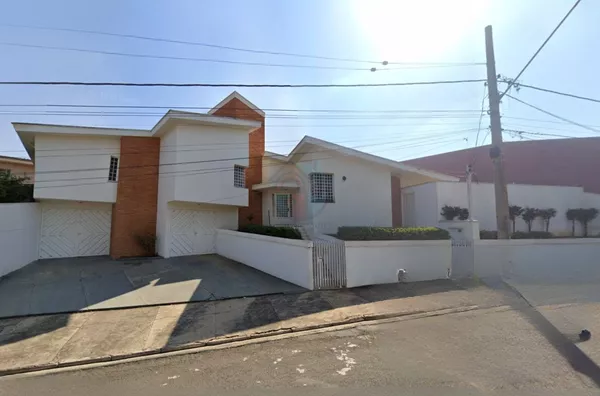 Sobrado em Salto com 3 dormitórios, suíte, piscina e em frente à praça arborizada