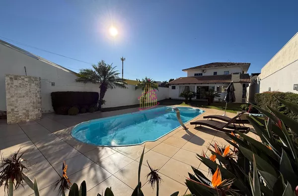 Sobrado com piscina no Tropical