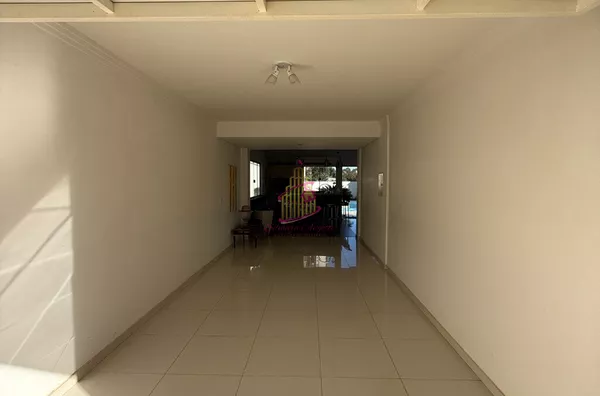 Sobrado com piscina no Tropical