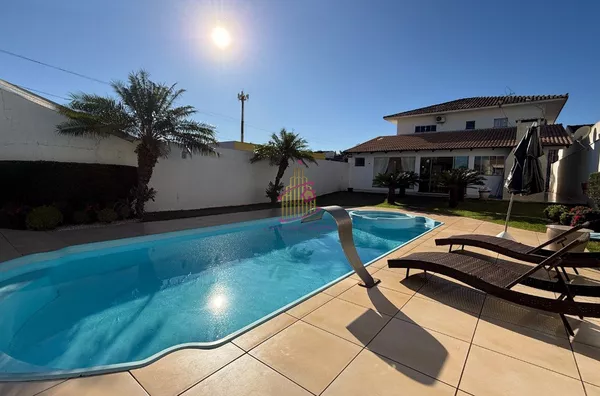 Sobrado com piscina no Tropical