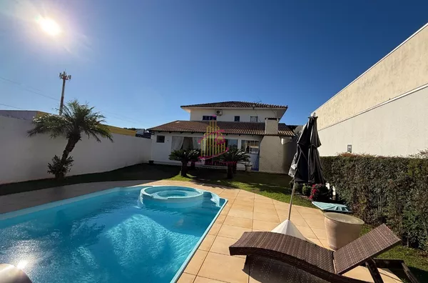 Sobrado com piscina no Tropical