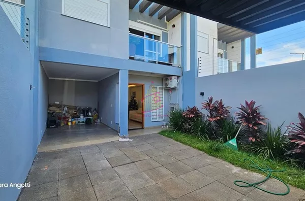 Sobrado no bairro Canadá em Cascavel