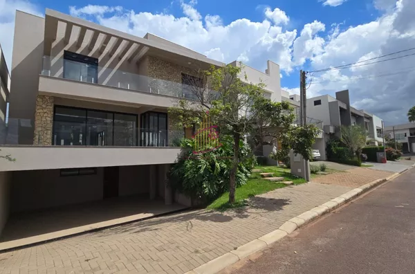 JARDINS DE MONET : SOBRADO EM CONDOMÍNIO FEHCADO 