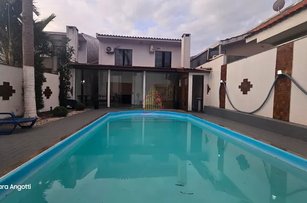 Incrível sobrado com piscina no bairro Canadá