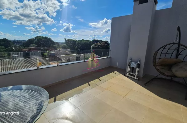 Sobrado no bairro Canadá em Cascavel