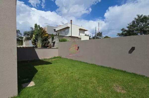 JARDINS DE MONET : SOBRADO EM CONDOMÍNIO FEHCADO 