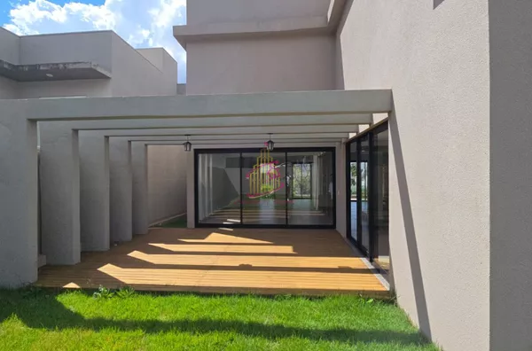 JARDINS DE MONET : SOBRADO EM CONDOMÍNIO FEHCADO 