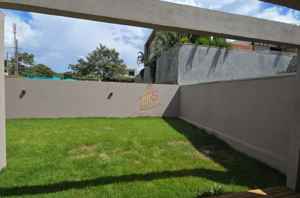 JARDINS DE MONET : SOBRADO EM CONDOMÍNIO FEHCADO 