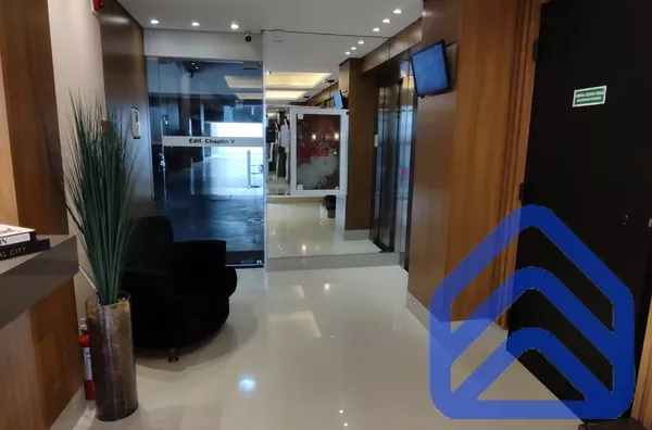 Apartamento para alugar na Zona 7 em Maringá, 2 quartos, garagem, elevador e localização privilegiada próximo à UEM.