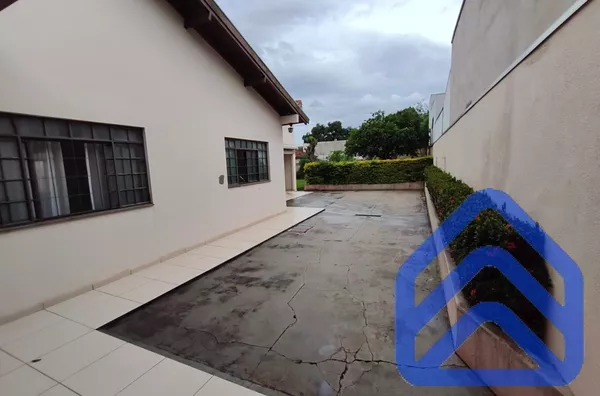 Casa à venda na Zona 2 – 3 quartos, edícula e pomar – Cianorte/PR