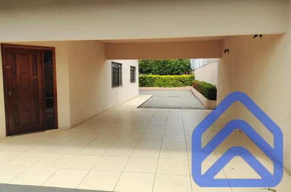 Casa à venda na Zona 2 – 3 quartos, edícula e pomar – Cianorte/PR