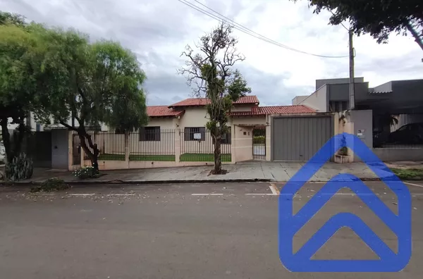 Casa à venda na Zona 2 – 3 quartos, edícula e pomar – Cianorte/PR
