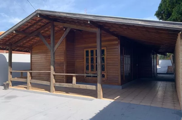 Casa terrea com 4 dormitórios e quintal com piscina 