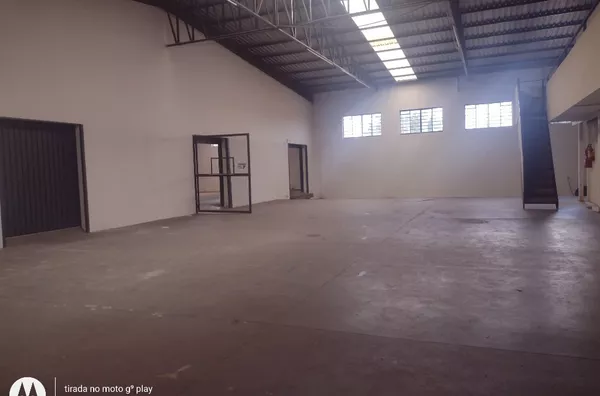 BARRACÃO COM PLATAFORMA 900M2