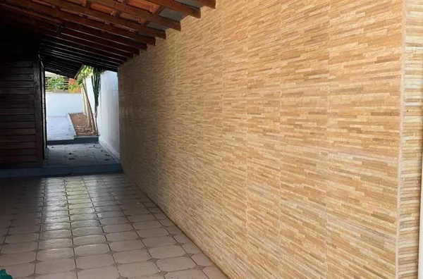 Casa terrea com 4 dormitórios e quintal com piscina 