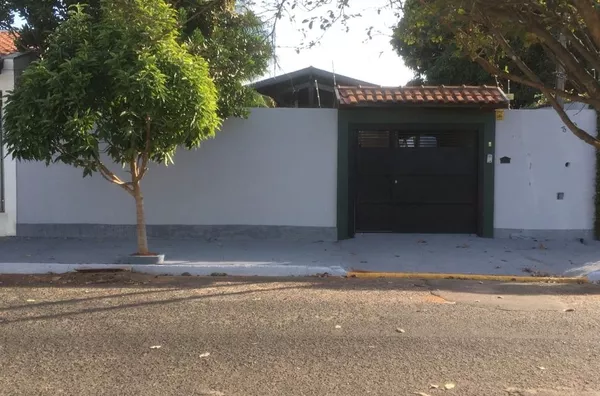 Casa terrea com 4 dormitórios e quintal com piscina 