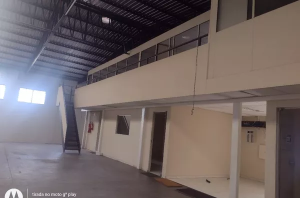 BARRACÃO COM PLATAFORMA 900M2