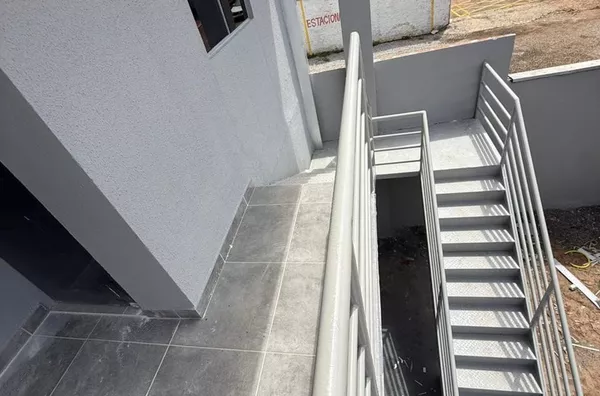 Kitinete / conjugados para aluguel,  possui 1(um) quarto, sala/cozinha, 1(um) banheiro, e área de serviço, localizada no bairro Parque Dos Ipês, Canaã Dos Carajás