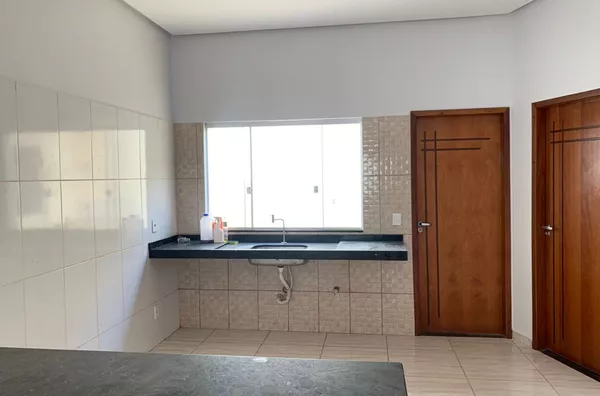 CASA À VENDA, APTA A FINANCIAMENTO. Possui 2(dois) quartos sendo 1(uma) suíte, sala, cozinha, um banheiro social, área de serviço e garagem, localizada no bairro Vale do Sossego - Canaã dos Carajás - PA