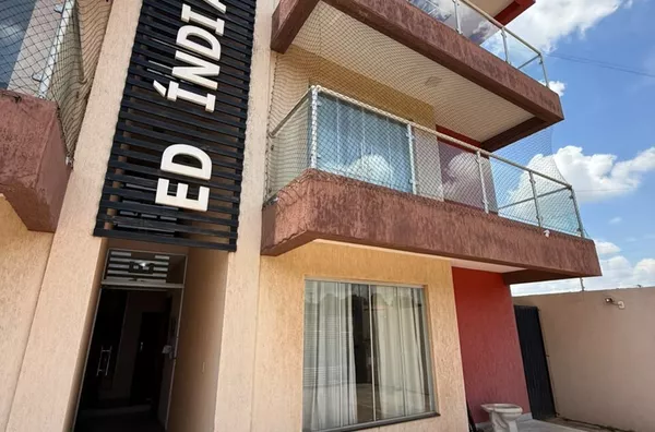 APARTAMENTO PARA ALUGUEL. Possui 3 (três) quartos sendo 1(uma) suíte, sala ampla, cozinha com ármários planejados, banheiro social, área de serviço e garagem, localizada no bairro Ouro Preto. - Foto 2