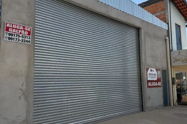 Excelente oportunidade de locação! Galpão com 300m² (10x30), localizado na Avenida São João, Bairro Flor de Liz, em posição estratégica próximo ao escritório da Nova. O imóvel conta com portão automático, 2 banheiros e ótima estrutura.