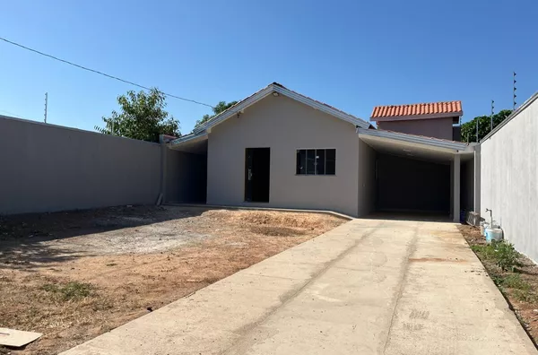 Casa disponível para aluguel no bairro João Pintinho, em Canaã dos Carajás. 03 quartos (01 suíte), sala, cozinha, área de serviço, garagem para mais de 03 carros, amplo espaço frontal e cerca elétrica, garantindo mais segurança e tranquilidade.