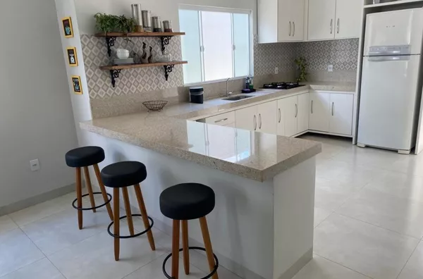 Casa mobiliada disponível para locação na Av. Titânio, composta por 03 quartos, sendo 02 suítes, uma delas com closet, sala ampla, cozinha com móveis planejados, banheiro social e área de serviço.
