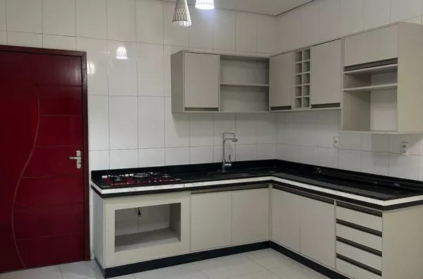 Sobrado disponível para locação localizado no bairro Cidade Jardim, em Parauapebas – PA, próximo à Avenida dos Ipês. O imóvel está em uma região privilegiada, com fácil acesso a farmácias, supermercados, salão de beleza, academia e diversos outros comér