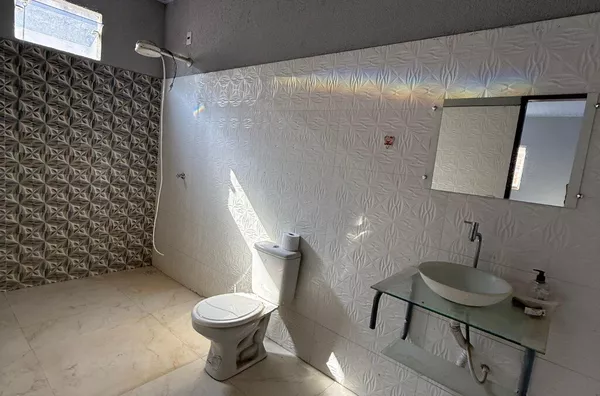 Casa disponível para locação no bairro Novo Horizonte II, composta por 03(três) quartos sendo 01(uma) suíte, sala de estar, cozinha e banheiro social, ideal para quem busca conforto e praticidade em uma localização tranquila e de fácil acesso.