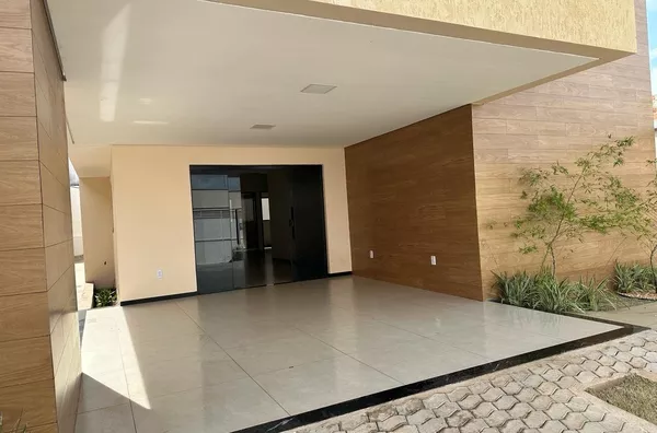 CASA APTA A FINANCIAMENTO, possui 3 (três) quartos, sendo 1(uma) suíte master com closet e banheiro, banheiro social, sala ampla e bem iluminada, cozinha moderna, lavanderia coberta e garagem coberta. A casa conta com acabamento de alto padrão.