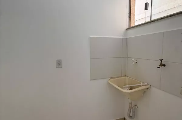 Dispõe de 2 (dois) quartos, sendo 1 (uma) suíte, sala, cozinha, banheiro social, área de serviço e varanda, equipado com 3 (três) centrais de ar-condicionado. O valor do aluguel inclui água, gás e taxa de condomínio. - Foto 6