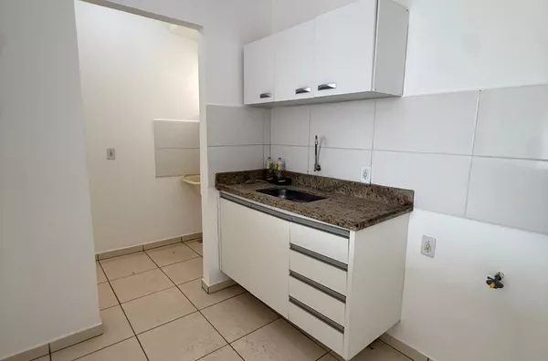 Dispõe de 2 (dois) quartos, sendo 1 (uma) suíte, sala, cozinha, banheiro social, área de serviço e varanda, equipado com 3 (três) centrais de ar-condicionado. O valor do aluguel inclui água, gás e taxa de condomínio. - Foto 5