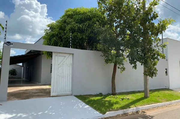 Casa disponivel à venda, possui 03 quartos sendo 01 suíte, sala ampla, cozinha, banheiro social area de serviço, garagem para 04 carros, Jardim América, Canaã Dos Carajás